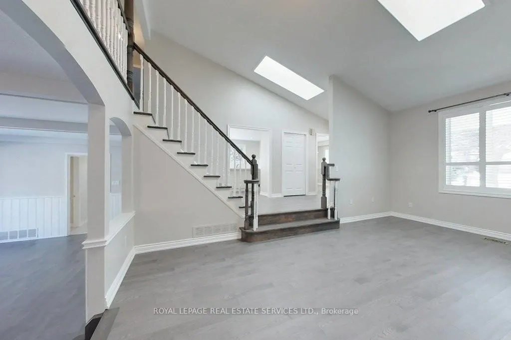 Photo 5 of 141 Castle Crescent, Oakville, Ford — HOMEH