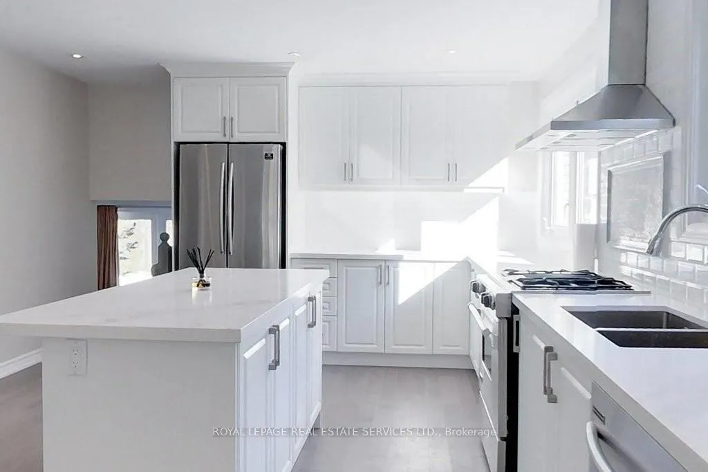Photo 7 of 141 Castle Crescent, Oakville, Ford — HOMEH