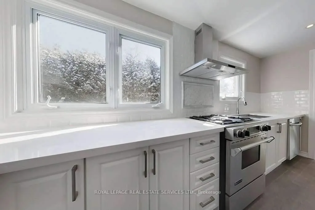 Photo 9 of 141 Castle Crescent, Oakville, Ford — HOMEH