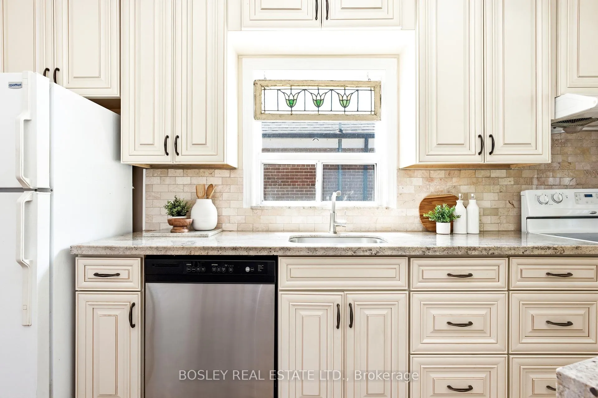 Photo 8 of 121 Presley Avenue, Scarborough, Clairlea-Birchmount — HOMEH