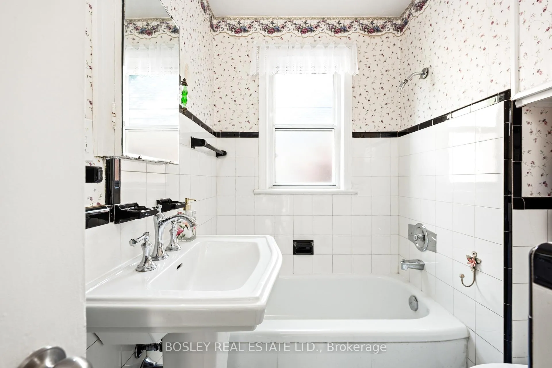 Photo 14 of 121 Presley Avenue, Scarborough, Clairlea-Birchmount — HOMEH