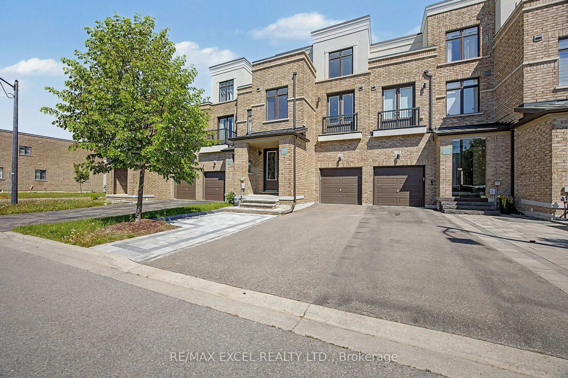 Photo 2 of 132 Elyse Court, Aurora, Bayview Northeast — HOMEH