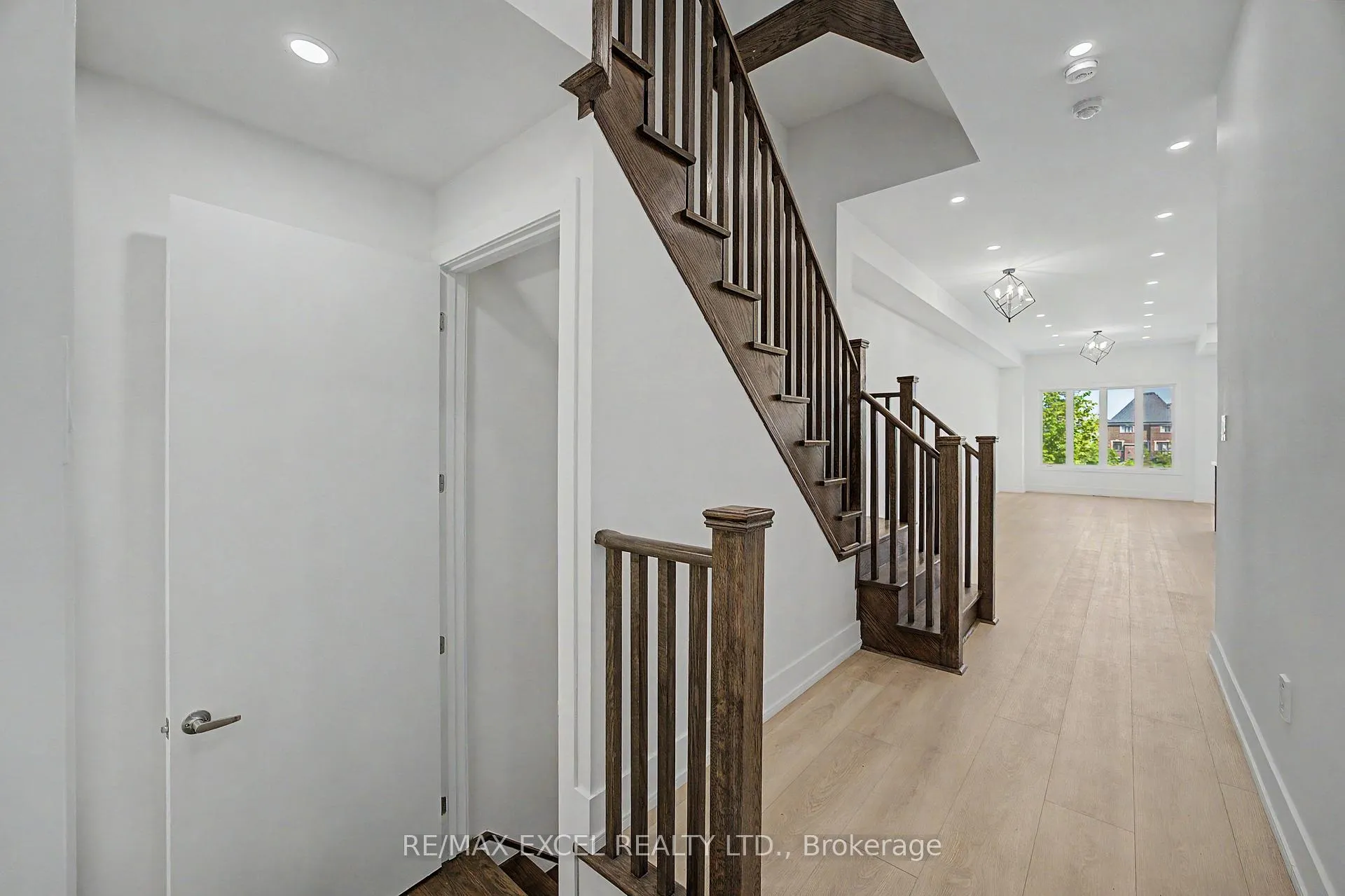Photo 5 of 132 Elyse Court, Aurora, Bayview Northeast — HOMEH