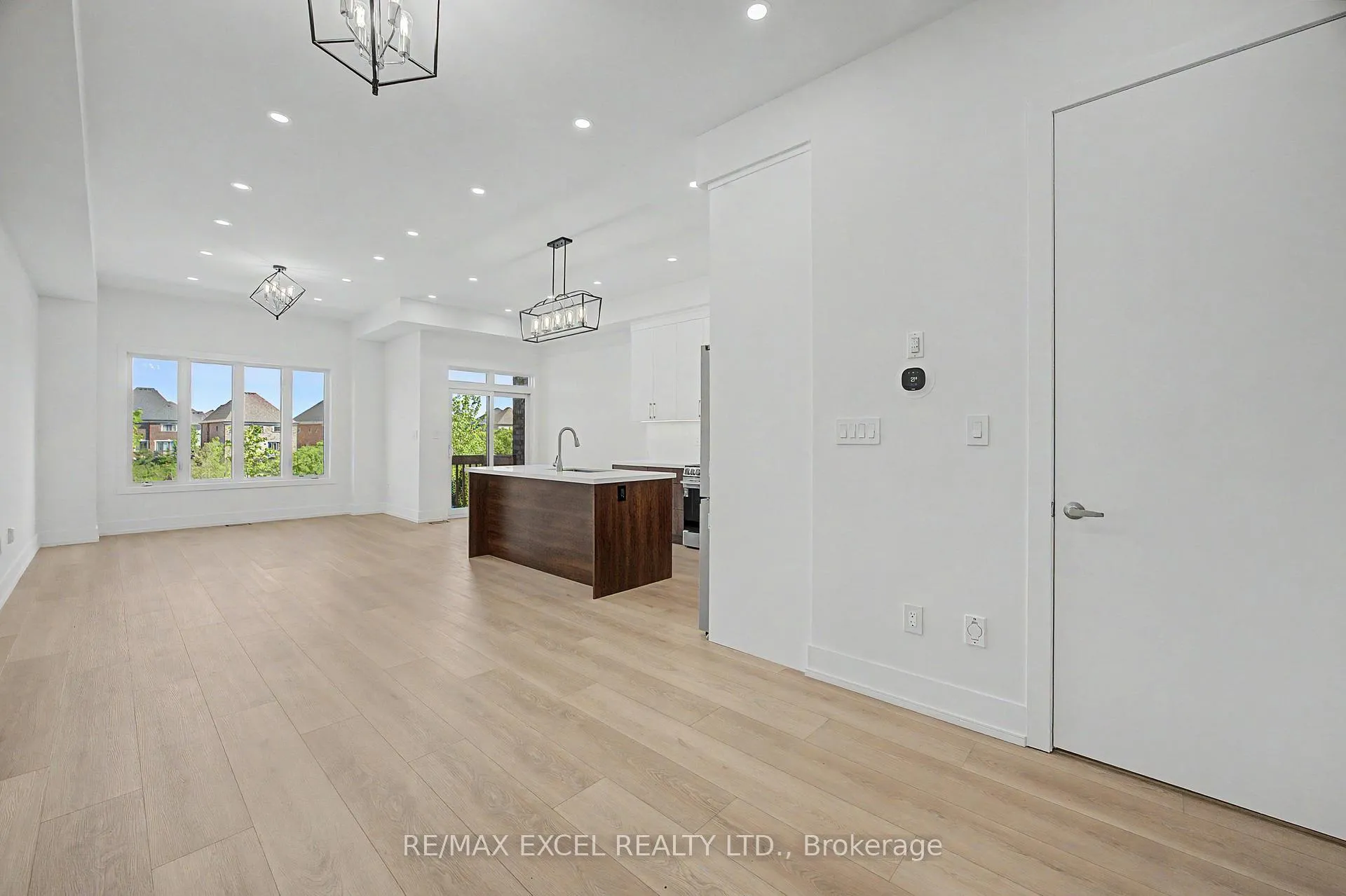 Photo 6 of 132 Elyse Court, Aurora, Bayview Northeast — HOMEH