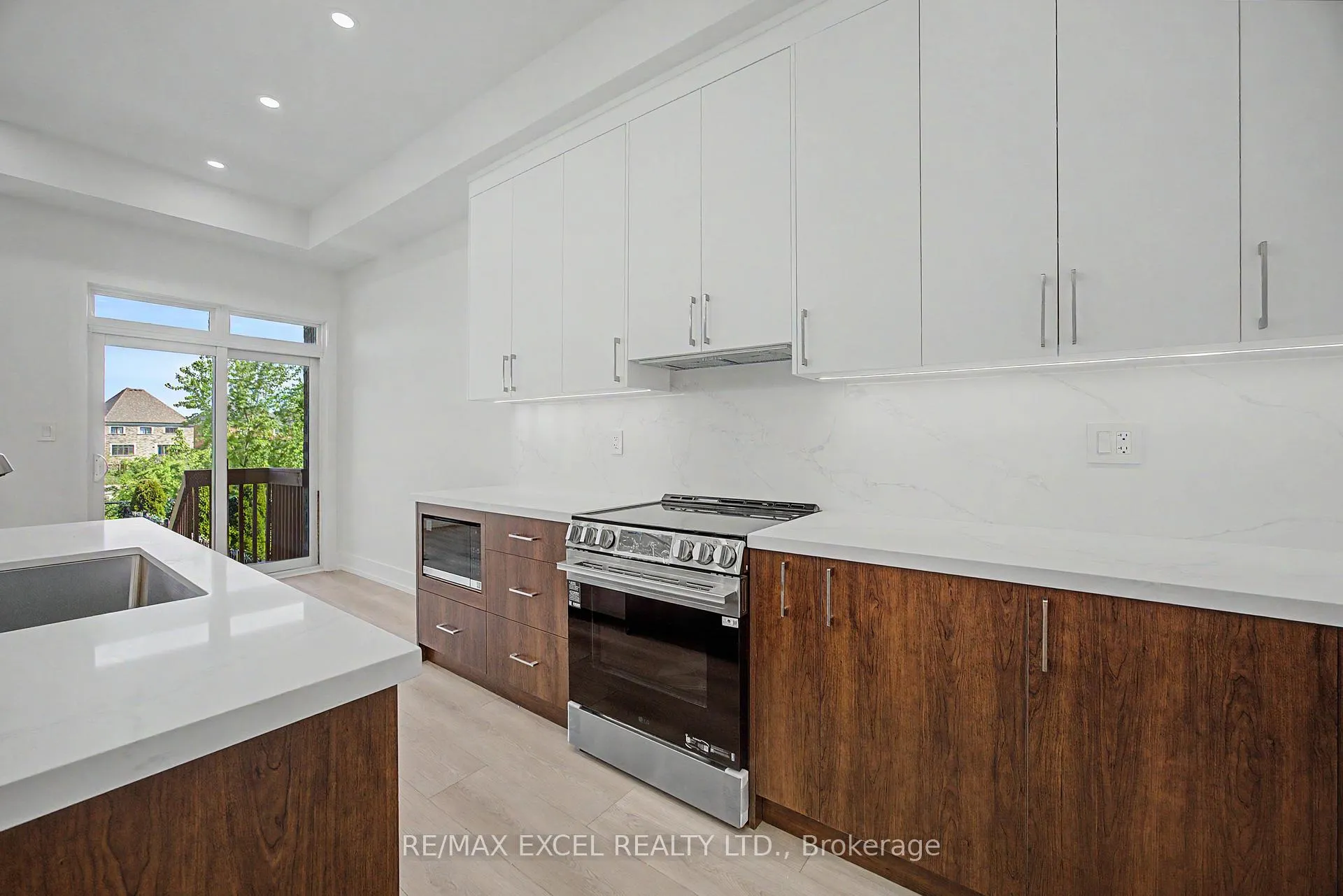 Photo 10 of 132 Elyse Court, Aurora, Bayview Northeast — HOMEH
