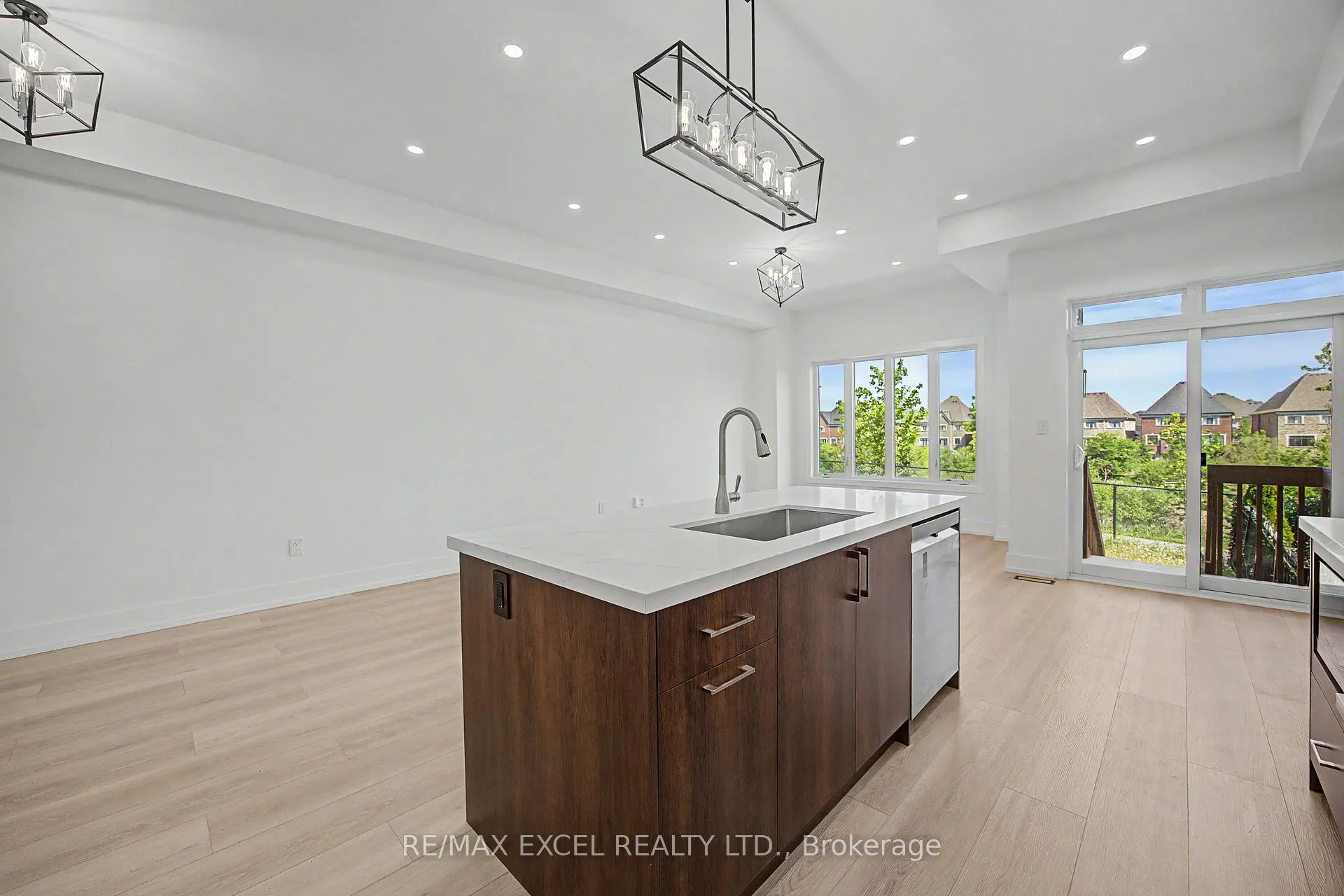 Photo 11 of 132 Elyse Court, Aurora, Bayview Northeast — HOMEH