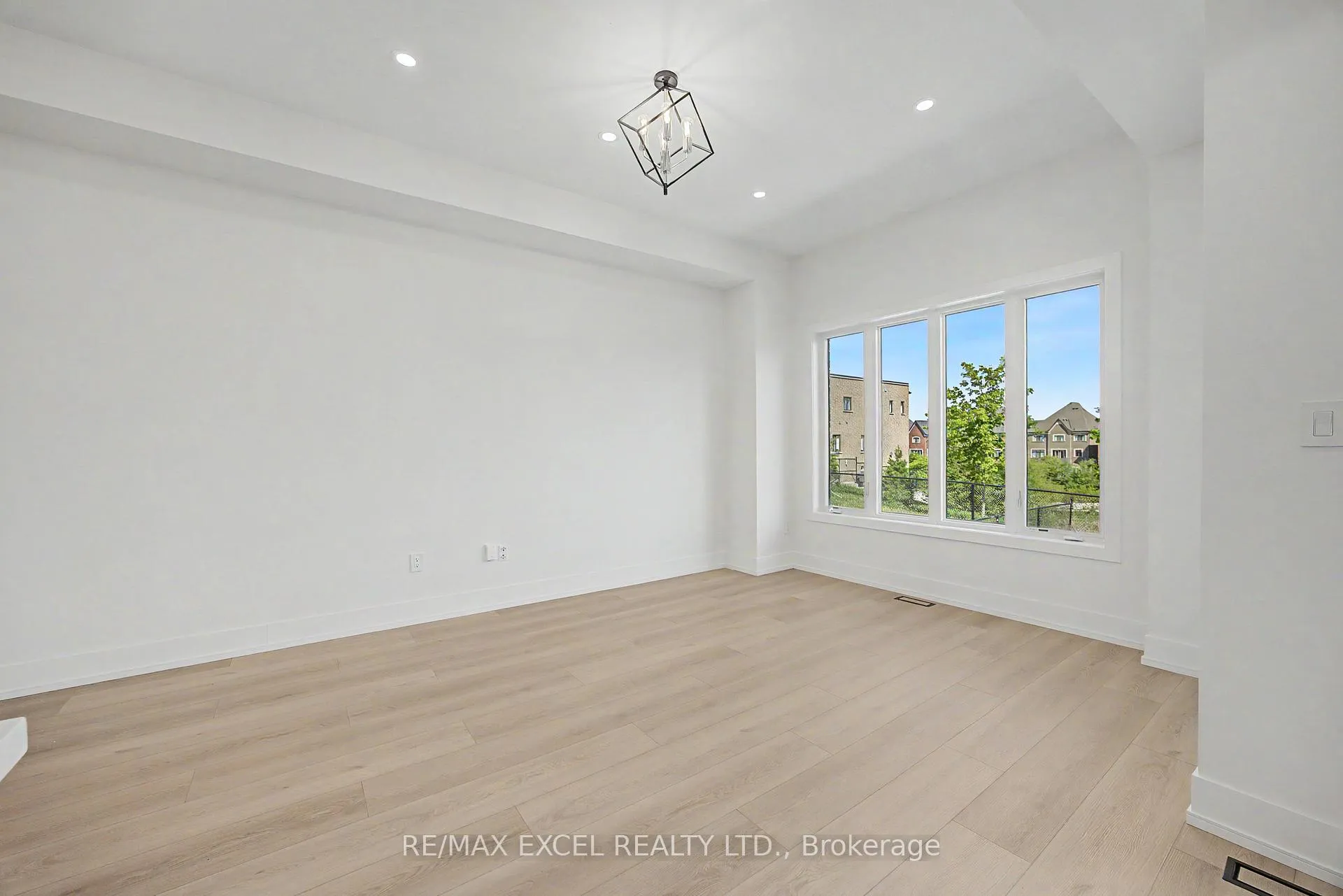 Photo 12 of 132 Elyse Court, Aurora, Bayview Northeast — HOMEH