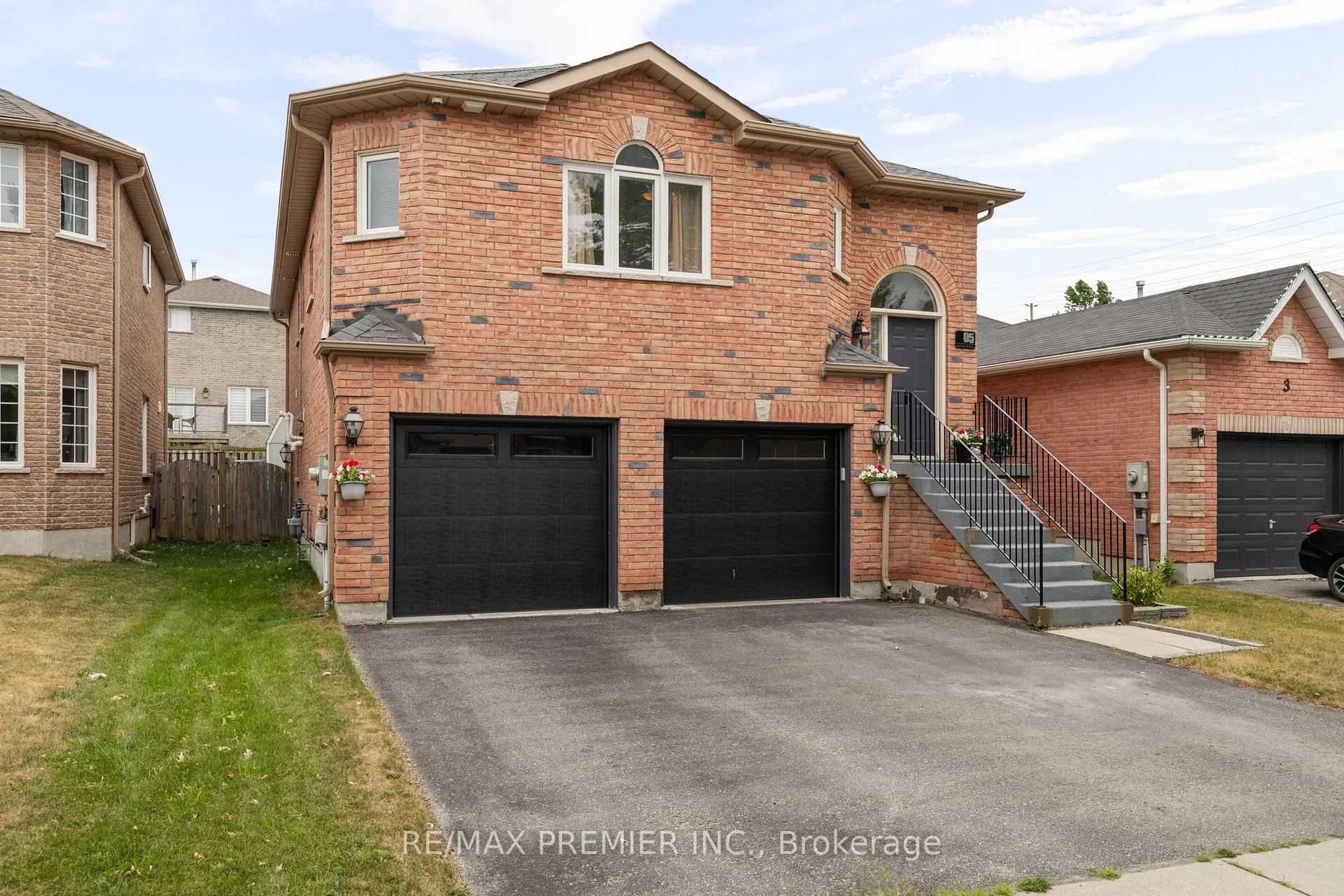 Photo 2 of 5 Humber Street, Barrie, Ardagh — HOMEH
