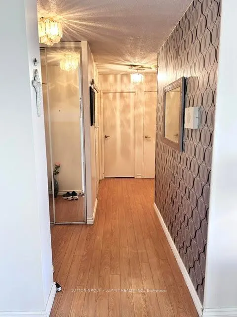 Photo 4 of Unit 408, 3590 Kaneff Crescent, Mississauga, Mississauga Valleys — HOMEH