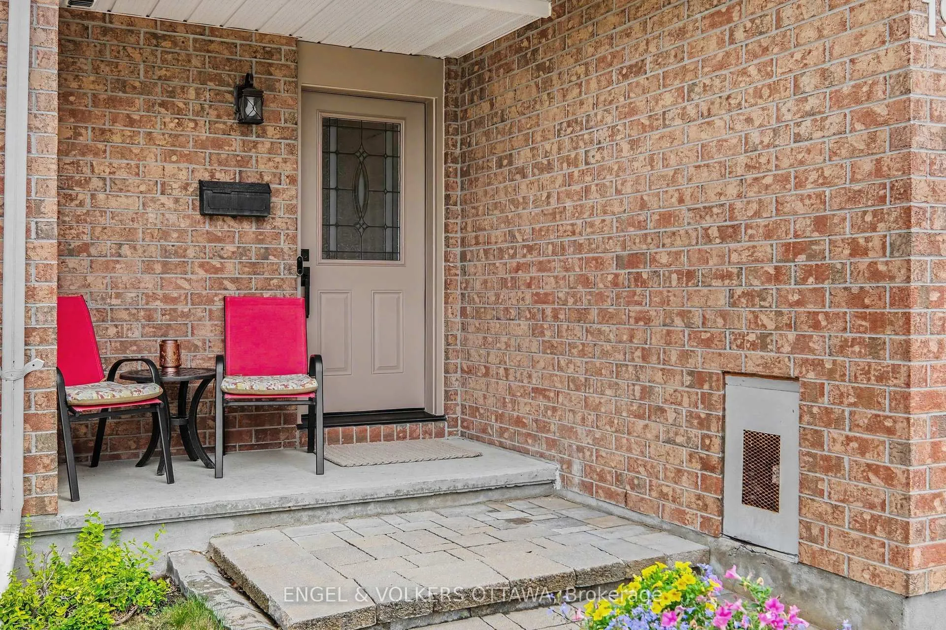 Photo 3 of 19 Riverbank Court, Ottawa, Stittsville (Central) — HOMEH