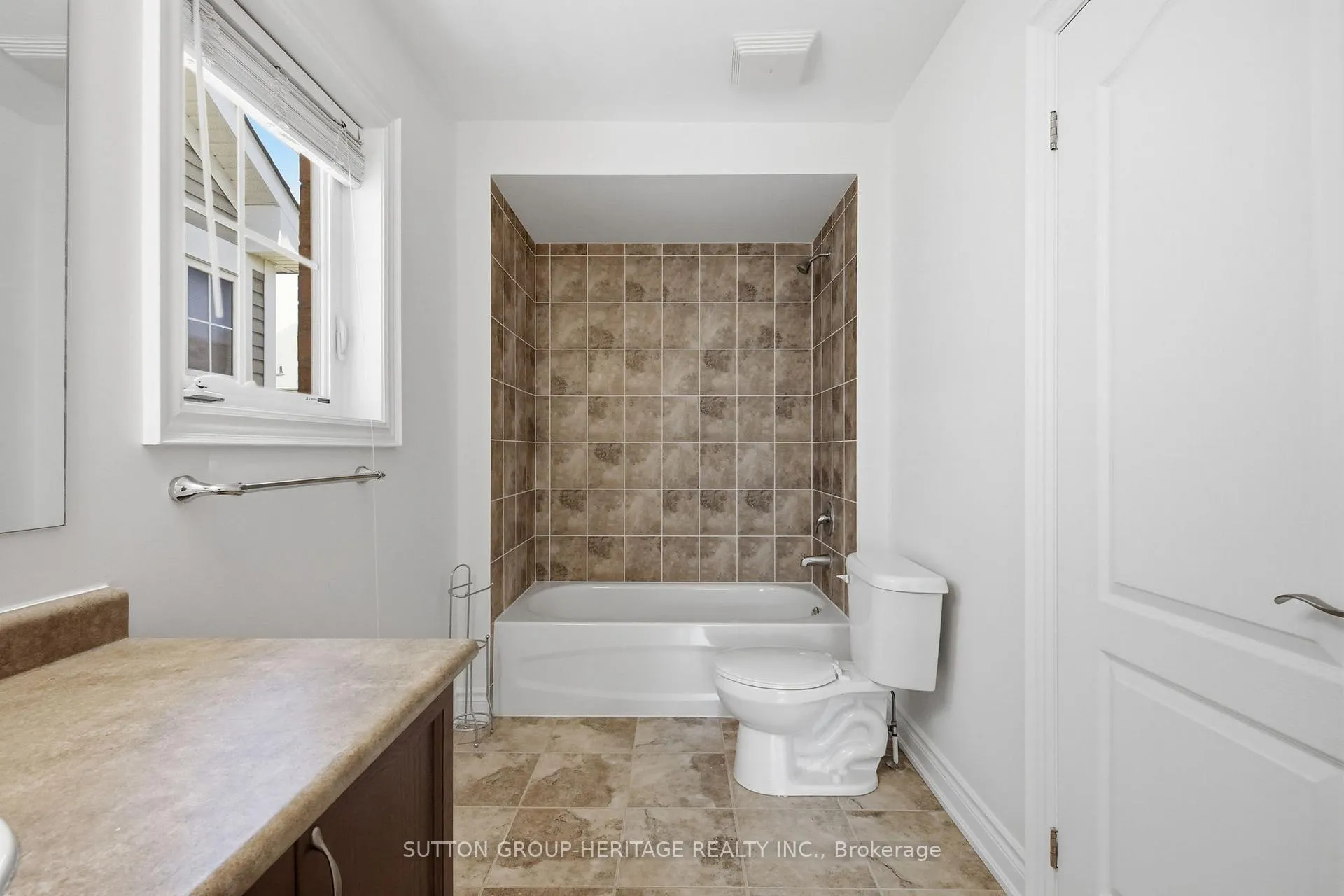 Photo 20 of 58 Gerry Ravary Place, Whitby, Brooklin — HOMEH