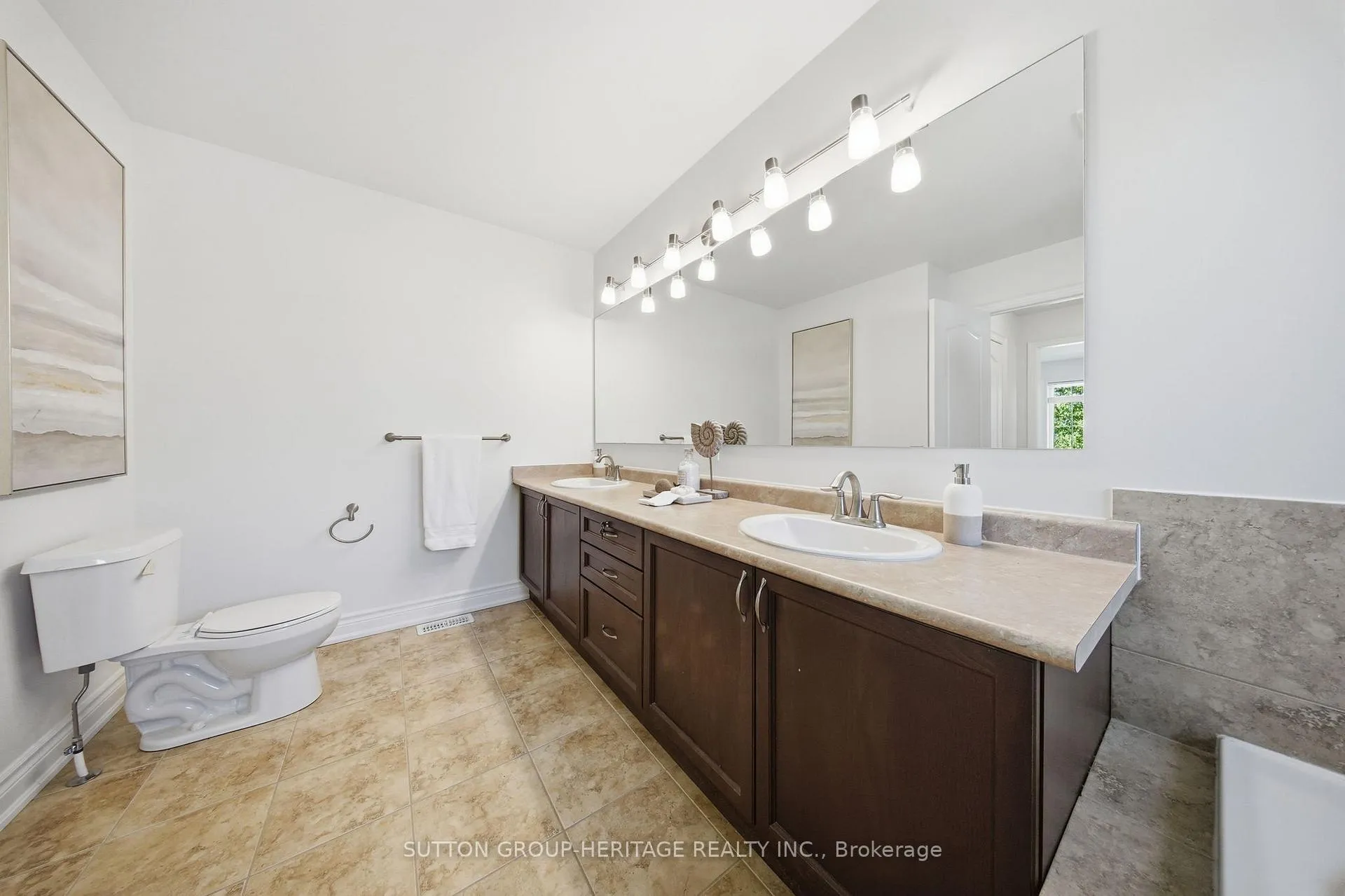 Photo 24 of 58 Gerry Ravary Place, Whitby, Brooklin — HOMEH