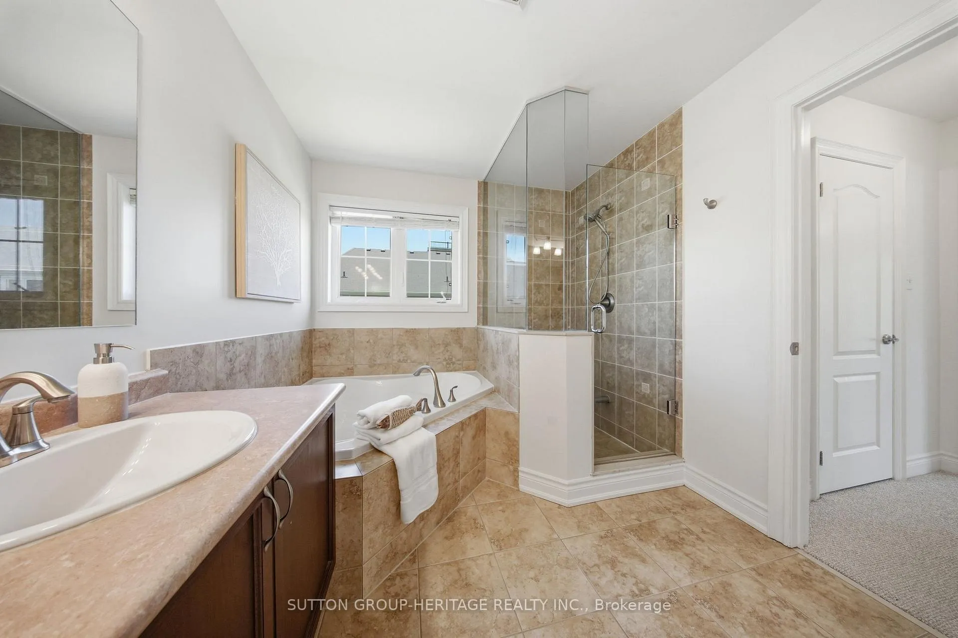 Photo 25 of 58 Gerry Ravary Place, Whitby, Brooklin — HOMEH