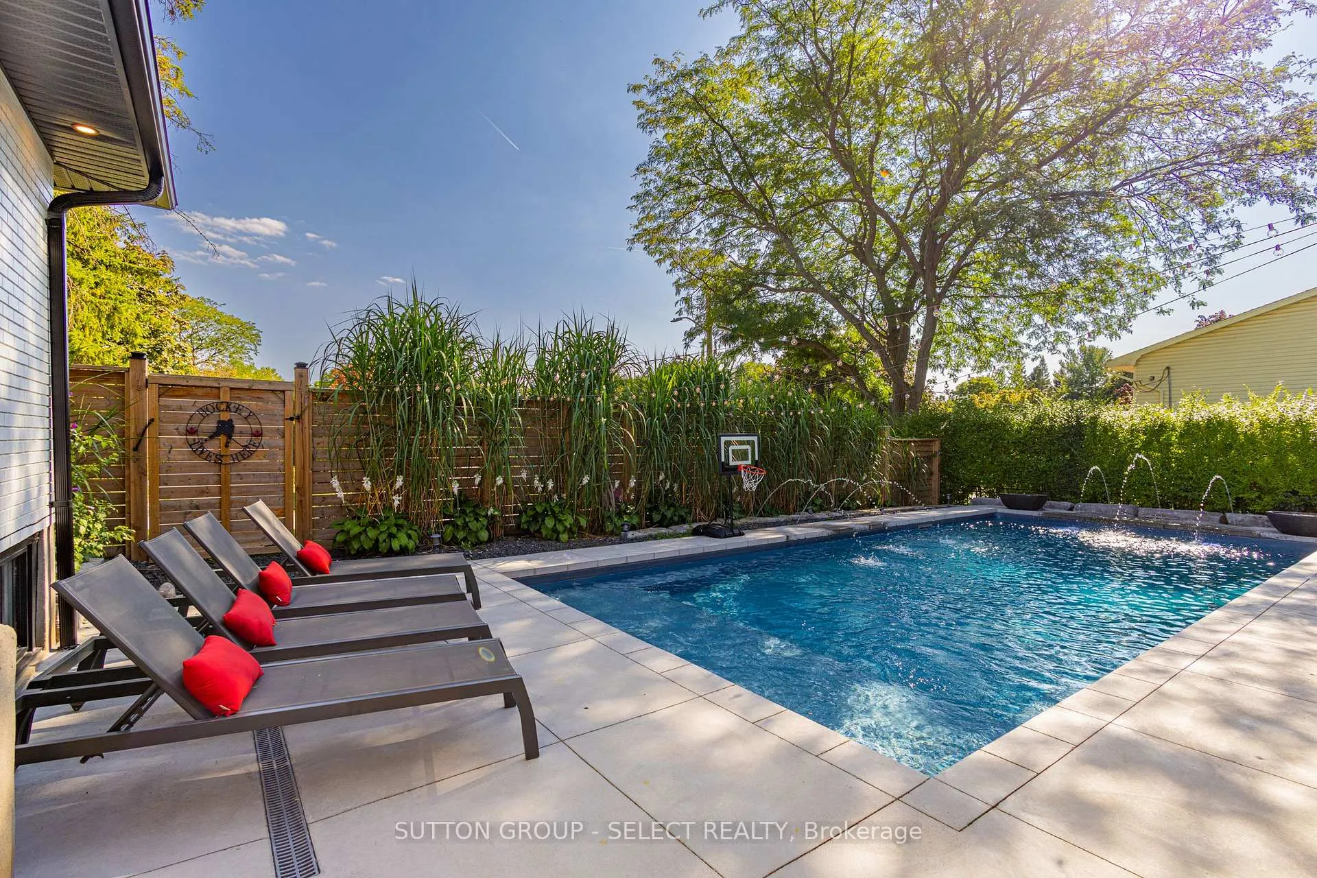 Photo 5 of 1615 Sharon Drive, London, North A — HOMEH