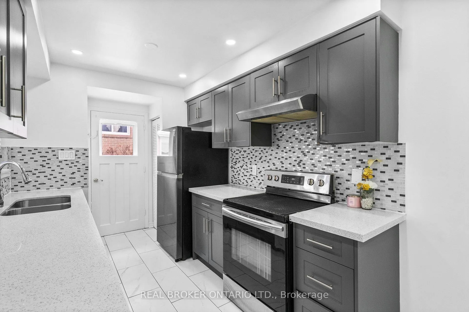Photo 3 of 11 Cathcart Crescent, Brampton, Avondale — HOMEH