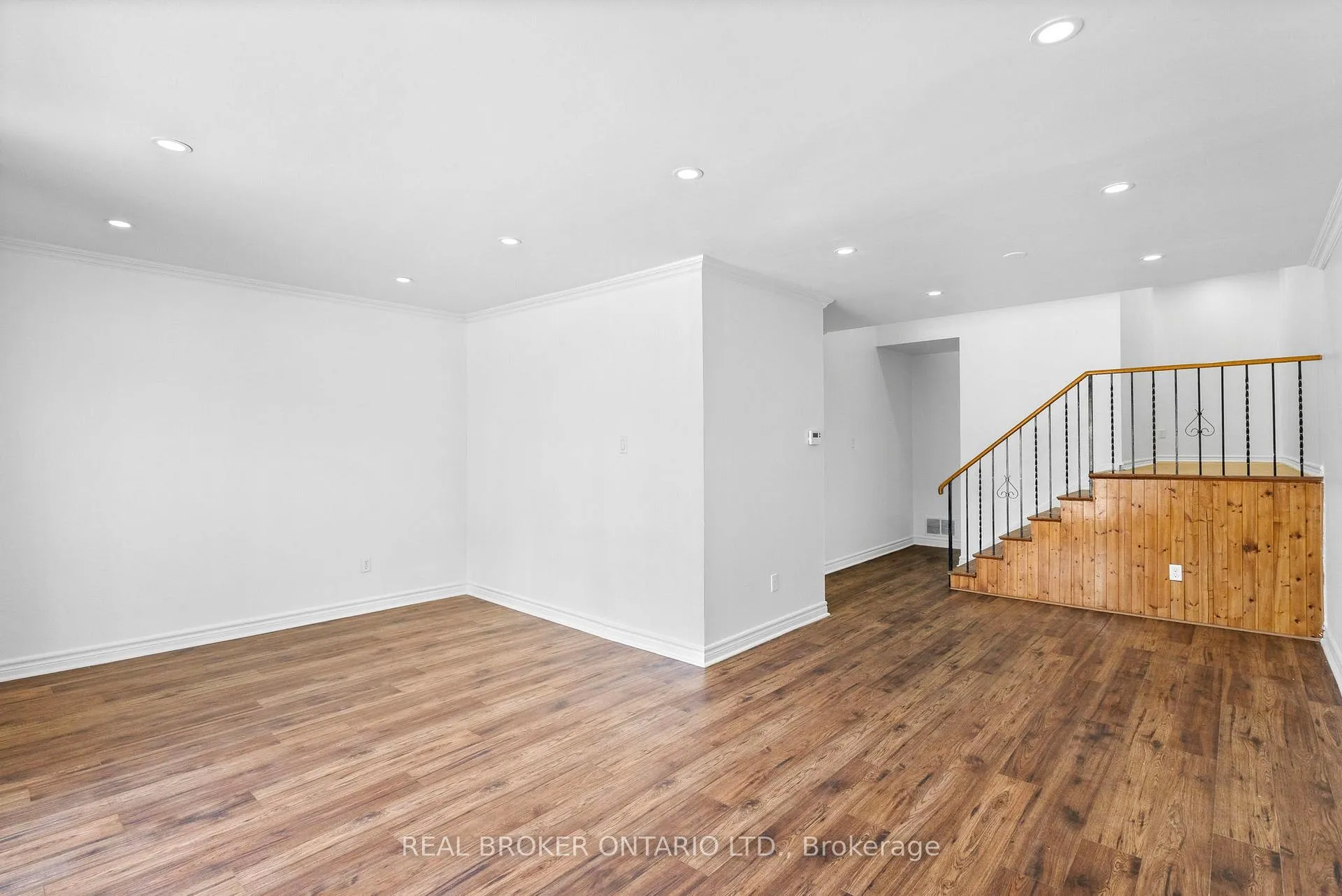 Photo 8 of 11 Cathcart Crescent, Brampton, Avondale — HOMEH