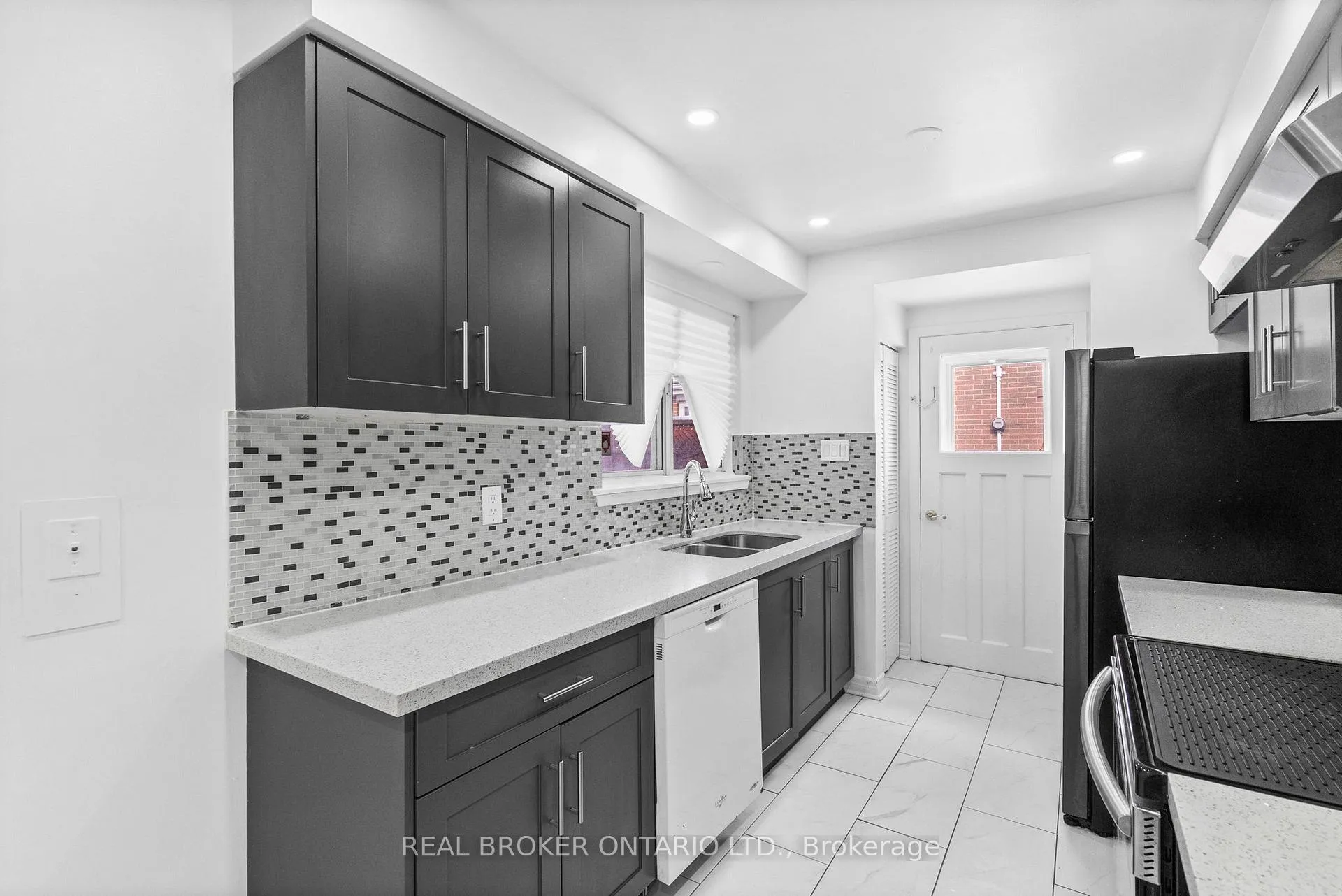 Photo 10 of 11 Cathcart Crescent, Brampton, Avondale — HOMEH