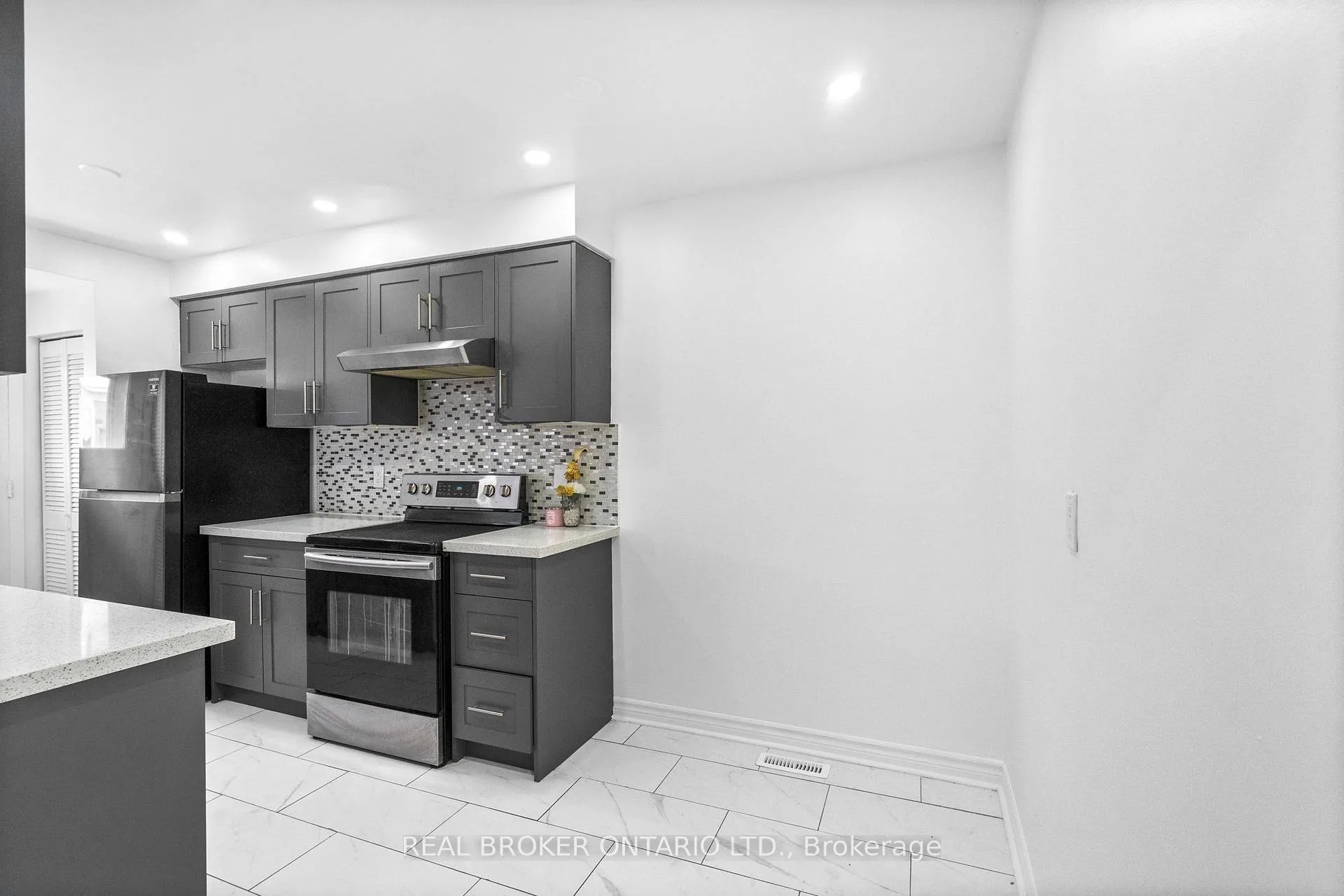 Photo 13 of 11 Cathcart Crescent, Brampton, Avondale — HOMEH