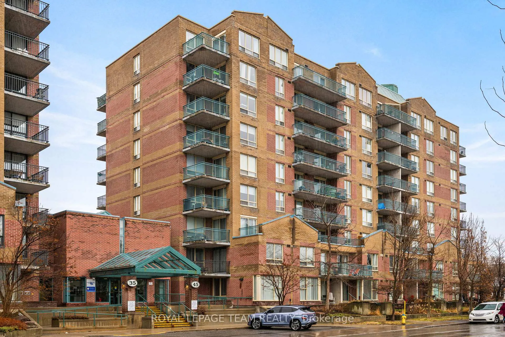 Front of Unit 902, 45 Holland Avenue