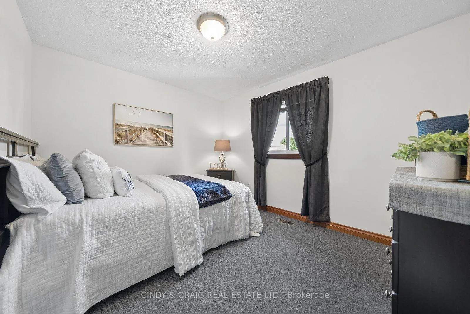 Photo 12 of 34 Cloverfield Street, Clarington, Courtice — HOMEH