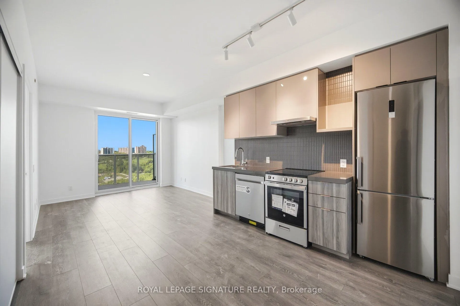 Photo 10 of Unit 805, 10 Flavelle Trail, Vaughan, Steeles West Industrial — HOMEH