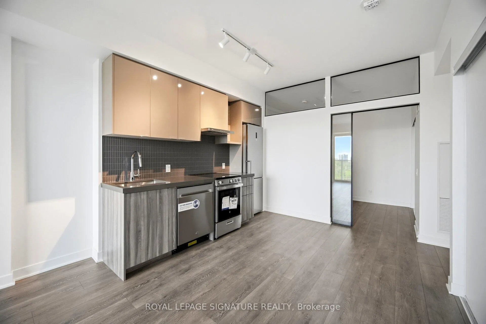 Photo 11 of Unit 805, 10 Flavelle Trail, Vaughan, Steeles West Industrial — HOMEH