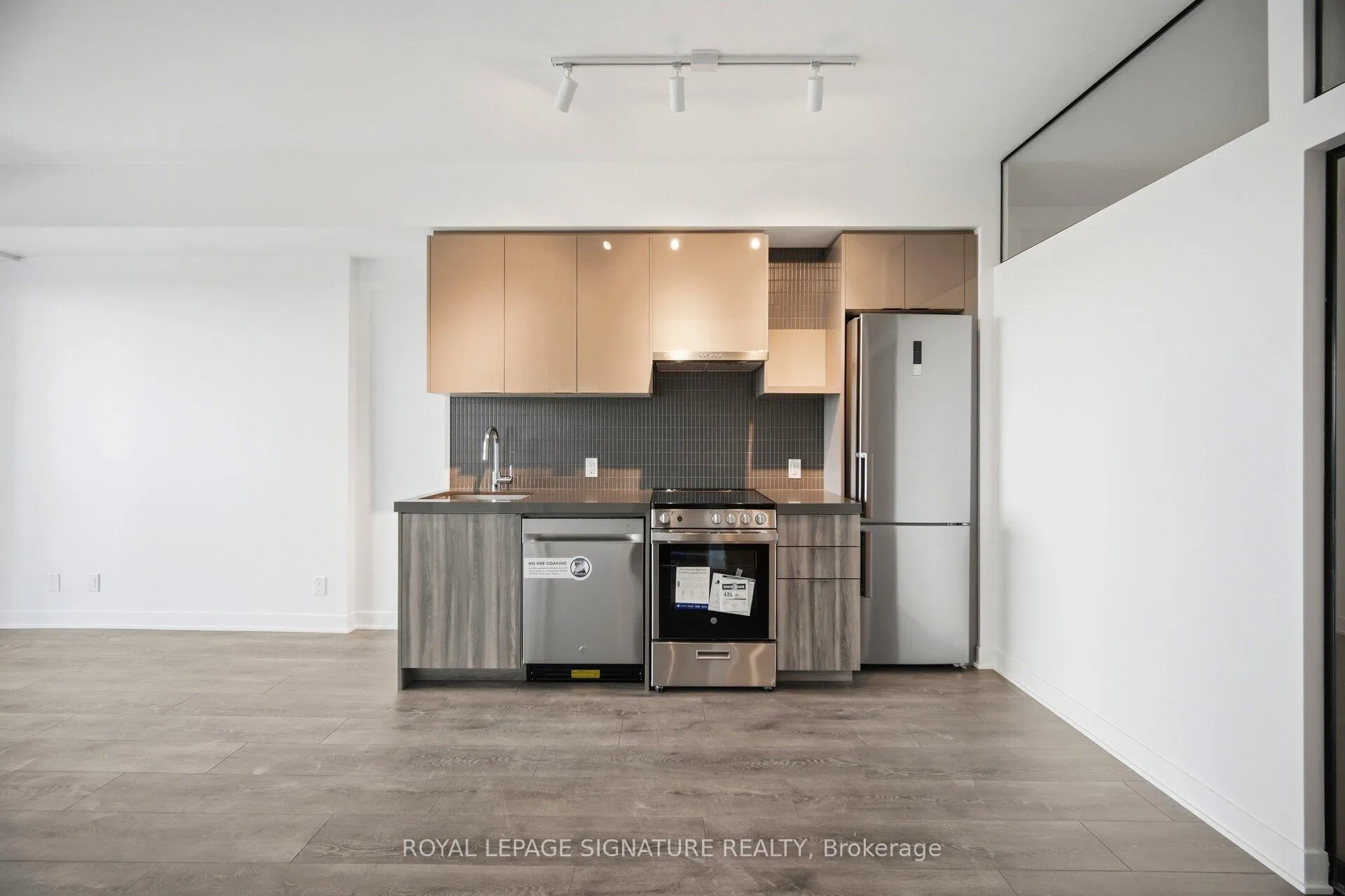Photo 12 of Unit 805, 10 Flavelle Trail, Vaughan, Steeles West Industrial — HOMEH