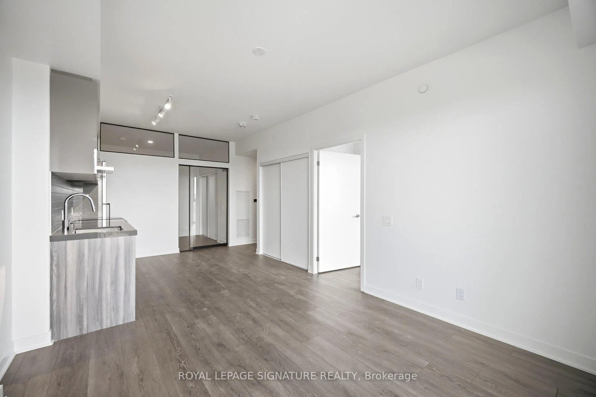 Photo 16 of Unit 805, 10 Flavelle Trail, Vaughan, Steeles West Industrial — HOMEH