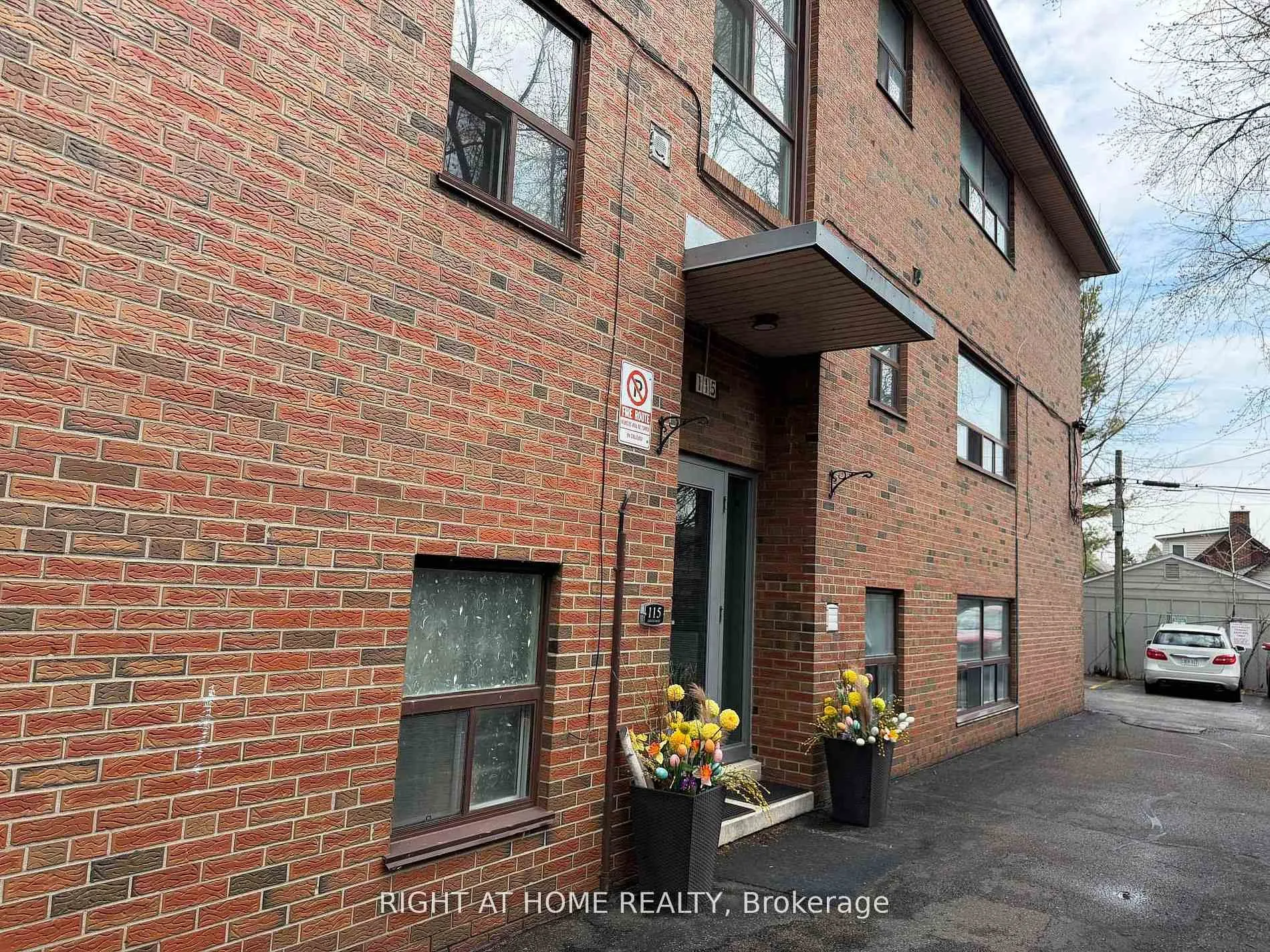 Photo 2 of Unit 4, 115 Eighth Street, Etobicoke, New Toronto — HOMEH