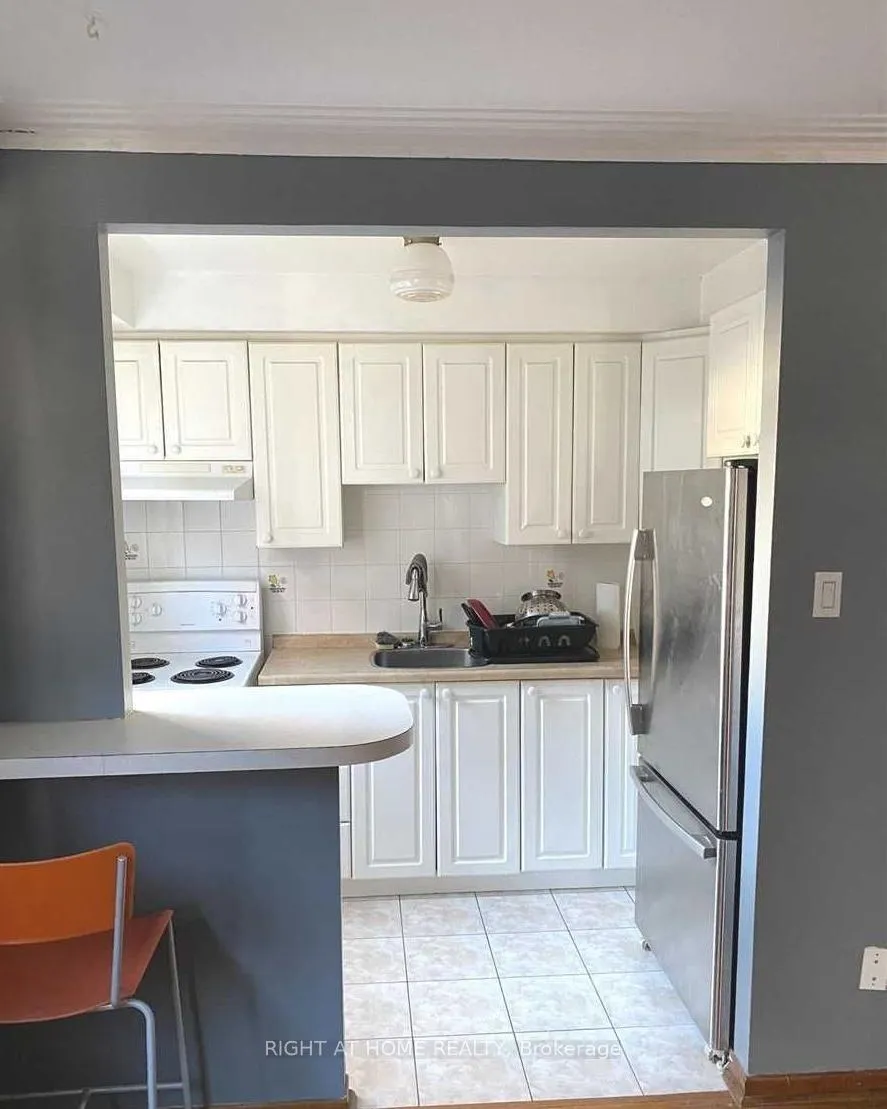 Photo 3 of Unit 4, 115 Eighth Street, Etobicoke, New Toronto — HOMEH