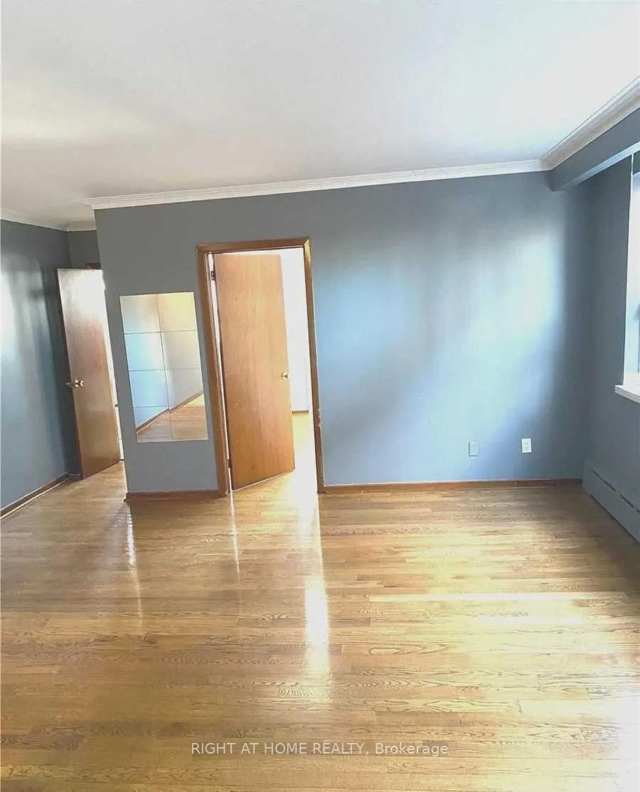 Photo 5 of Unit 4, 115 Eighth Street, Etobicoke, New Toronto — HOMEH