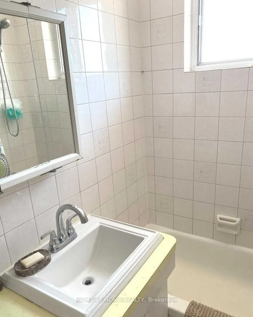 Photo 10 of Unit 4, 115 Eighth Street, Etobicoke, New Toronto — HOMEH