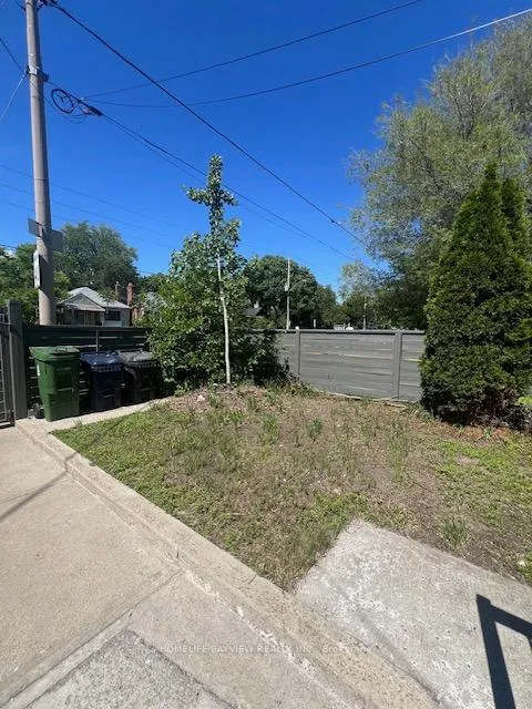 Photo 2 of Unit Unit 1, 379 O'Connor Drive, Toronto, East York — HOMEH