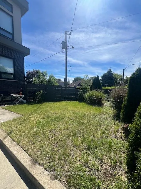 Photo 5 of Unit Unit 1, 379 O'Connor Drive, Toronto, East York — HOMEH