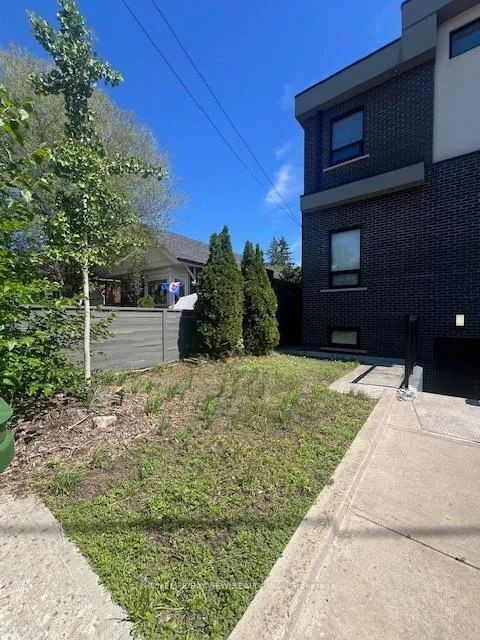 Photo 6 of Unit Unit 1, 379 O'Connor Drive, Toronto, East York — HOMEH