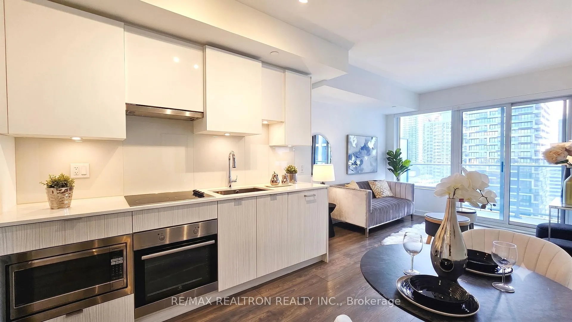 Photo 3 of Unit 2111, 195 Redpath Avenue, Toronto, Mount Pleasant West — HOMEH