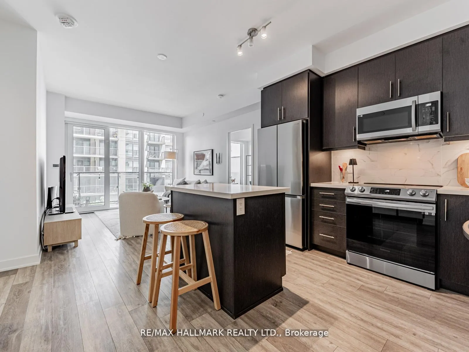 Photo 3 of Unit 404, 105 Oneida Crescent, Richmond Hill, Langstaff — HOMEH