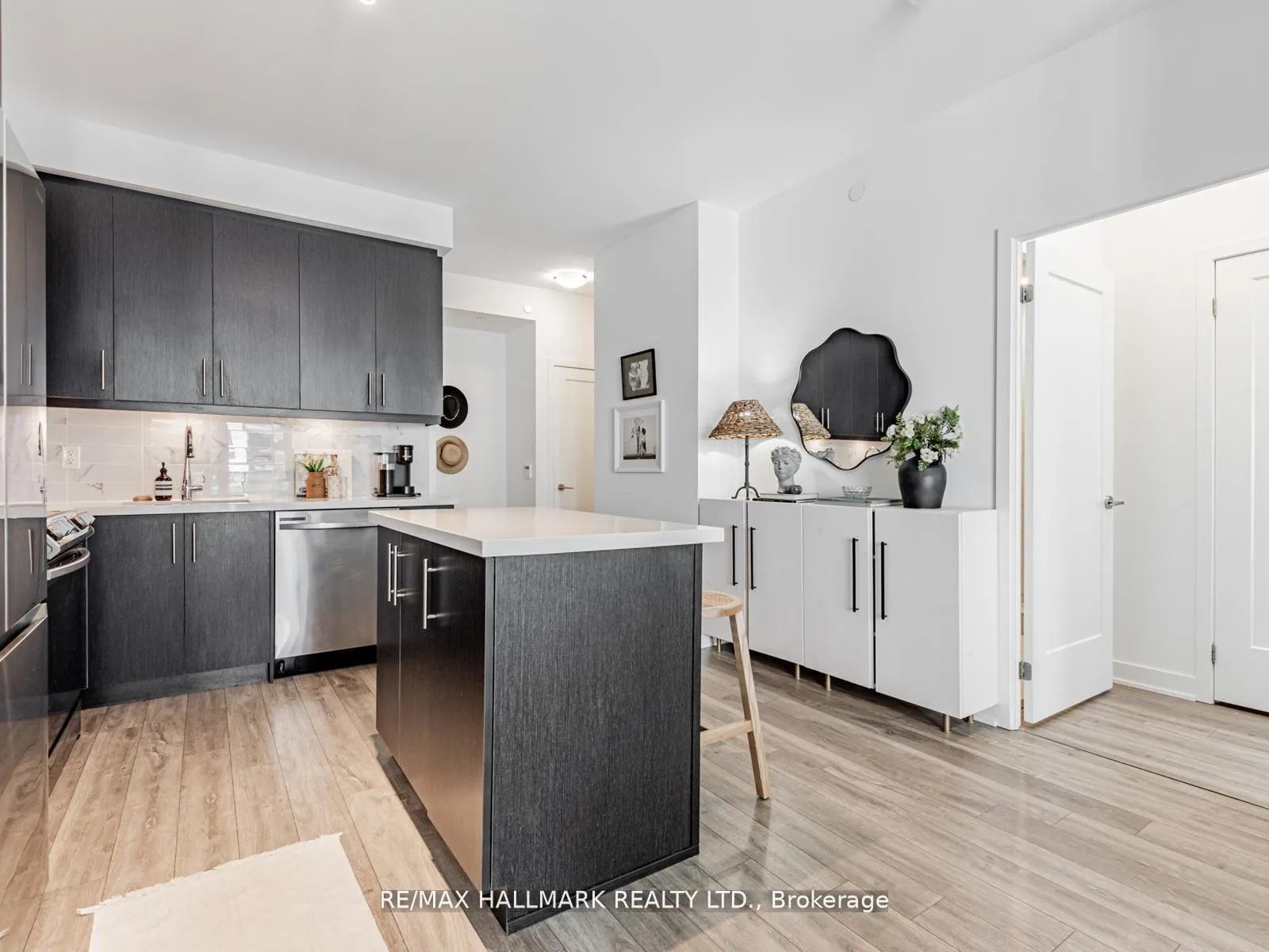 Photo 6 of Unit 404, 105 Oneida Crescent, Richmond Hill, Langstaff — HOMEH
