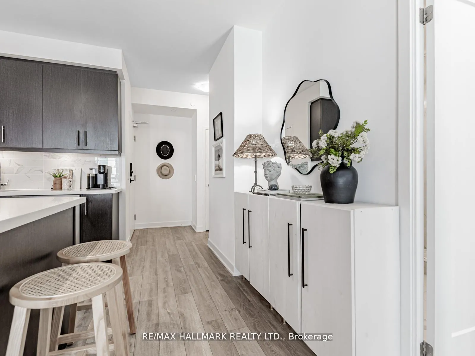 Photo 7 of Unit 404, 105 Oneida Crescent, Richmond Hill, Langstaff — HOMEH