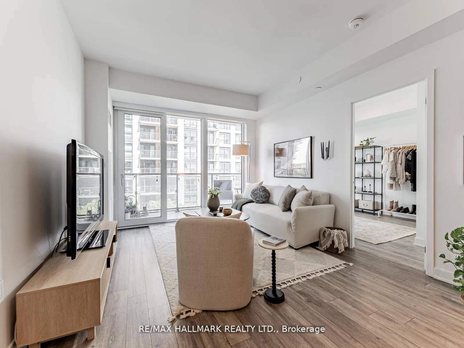 Photo 10 of Unit 404, 105 Oneida Crescent, Richmond Hill, Langstaff — HOMEH