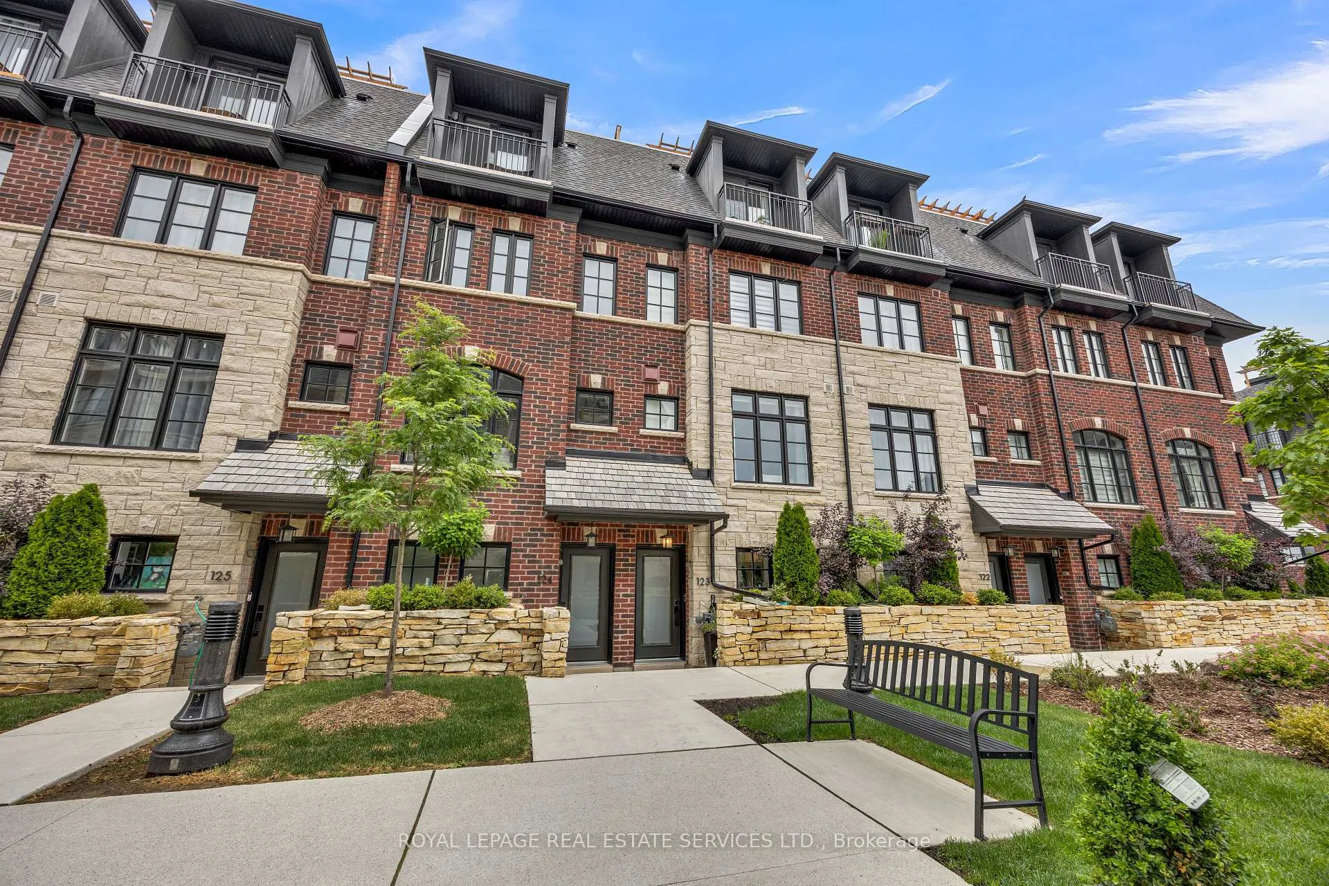 Photo 2 of 35 Lunar Crescent, Mississauga, Streetsville — HOMEH