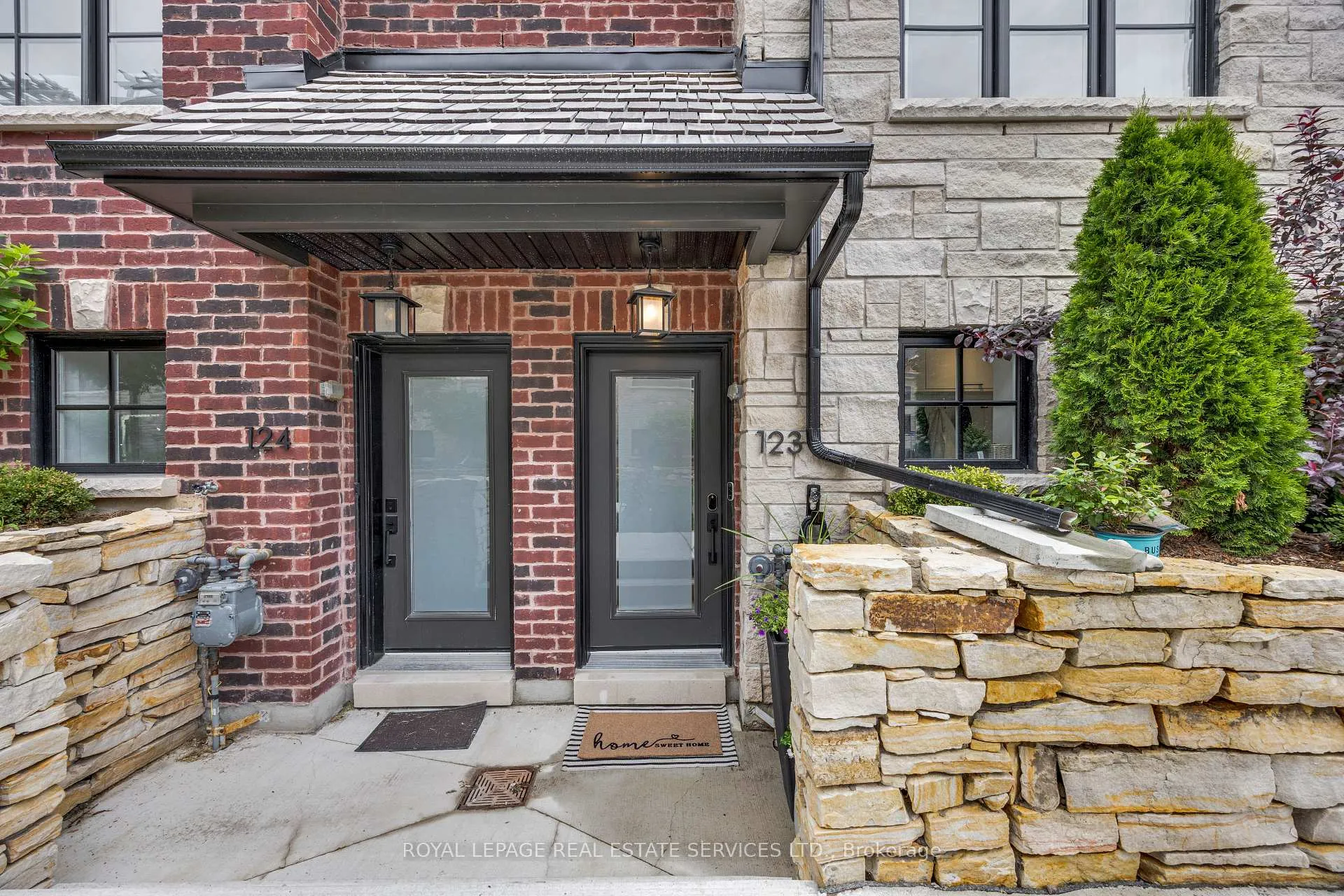 Photo 3 of 35 Lunar Crescent, Mississauga, Streetsville — HOMEH
