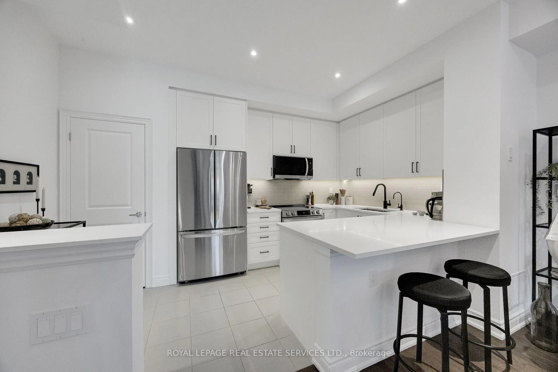 Photo 5 of 35 Lunar Crescent, Mississauga, Streetsville — HOMEH