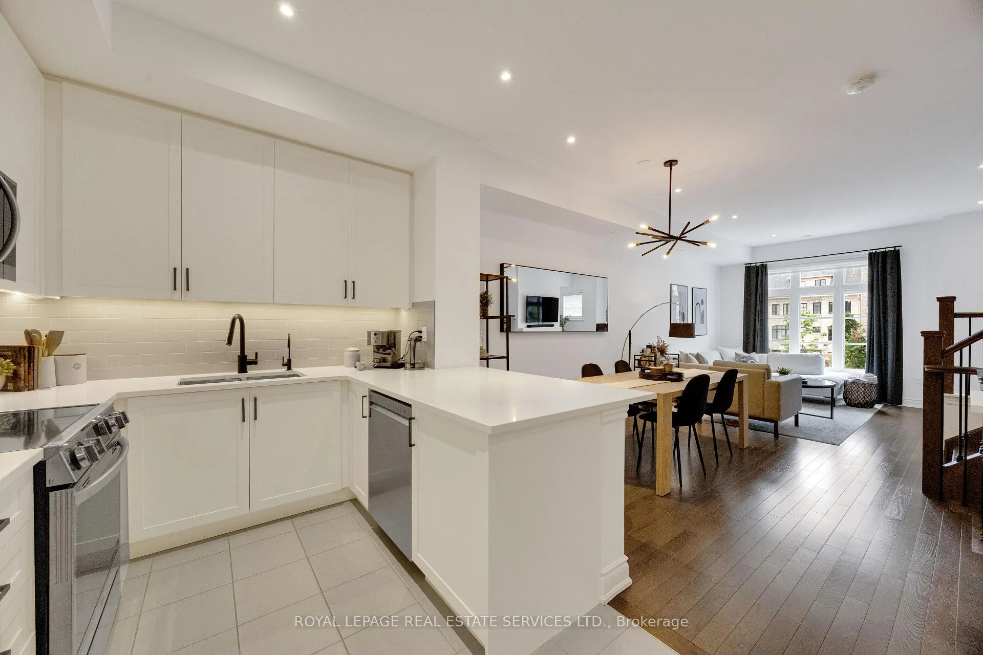 Photo 11 of 35 Lunar Crescent, Mississauga, Streetsville — HOMEH