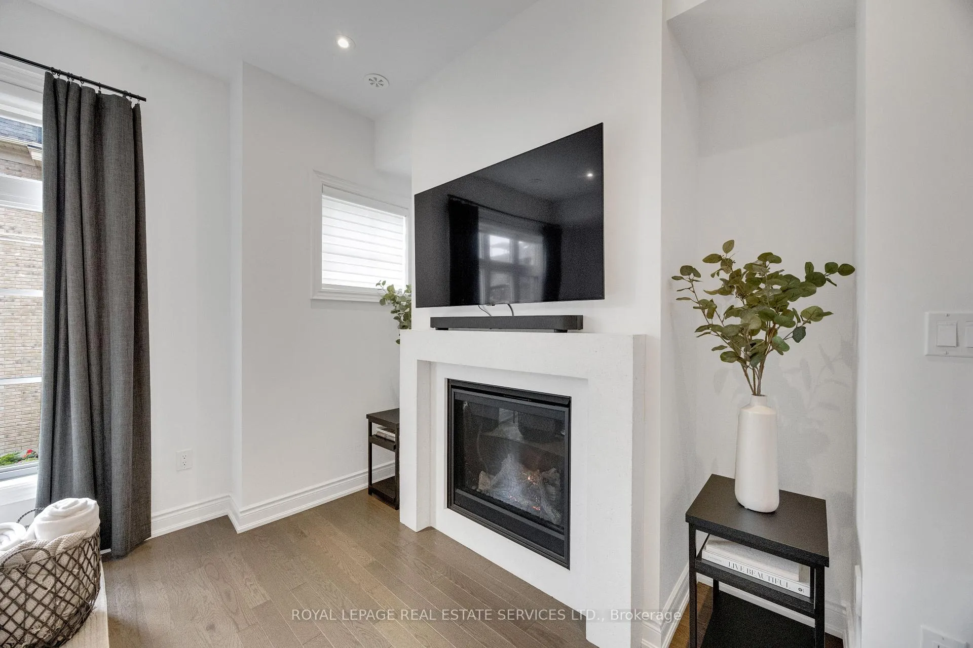Photo 15 of 35 Lunar Crescent, Mississauga, Streetsville — HOMEH