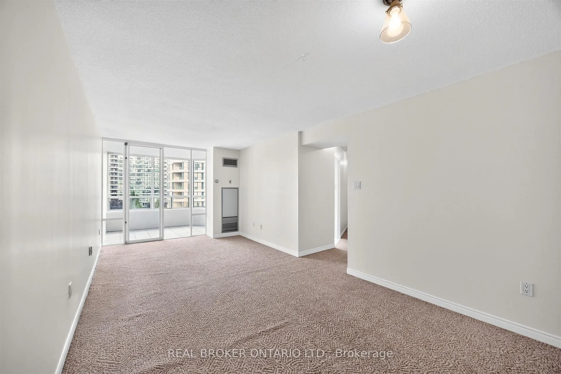 Photo 6 of Unit 501, 7250 Yonge Street, Vaughan, Crestwood-Springfarm-Yorkhill — HOMEH