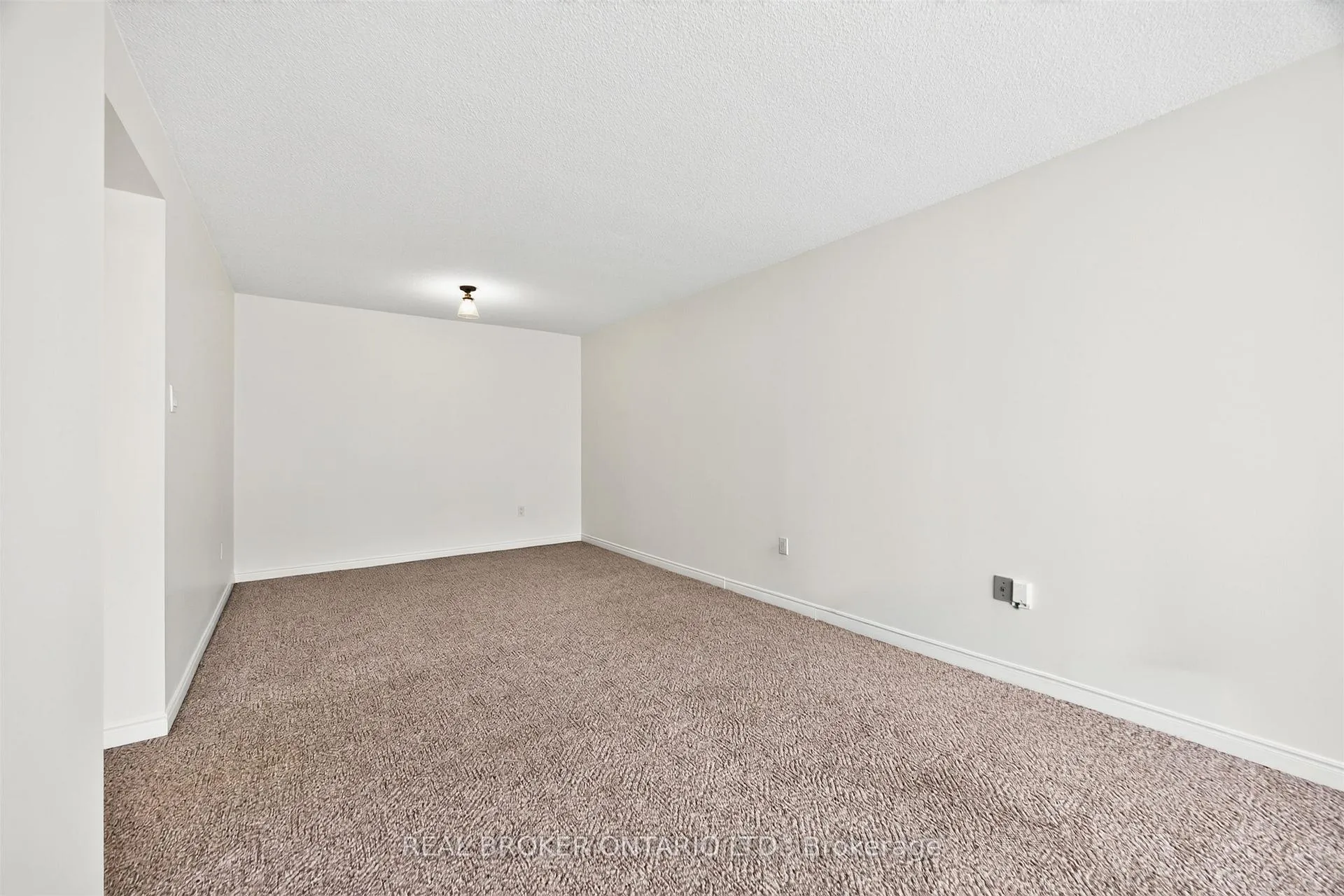Photo 8 of Unit 501, 7250 Yonge Street, Vaughan, Crestwood-Springfarm-Yorkhill — HOMEH