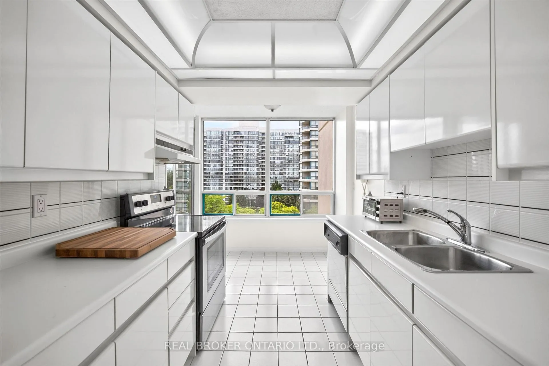 Photo 11 of Unit 501, 7250 Yonge Street, Vaughan, Crestwood-Springfarm-Yorkhill — HOMEH