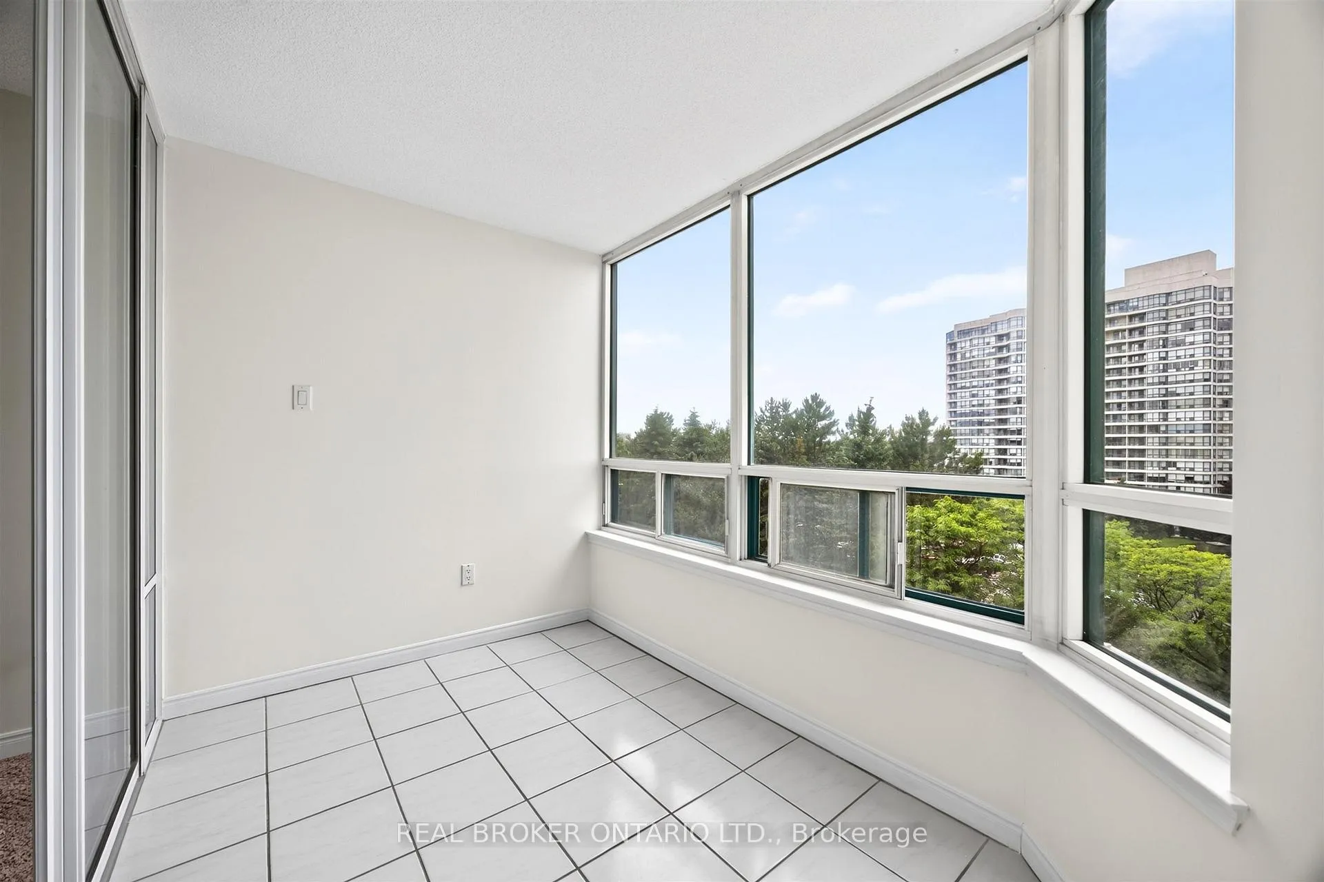Photo 16 of Unit 501, 7250 Yonge Street, Vaughan, Crestwood-Springfarm-Yorkhill — HOMEH