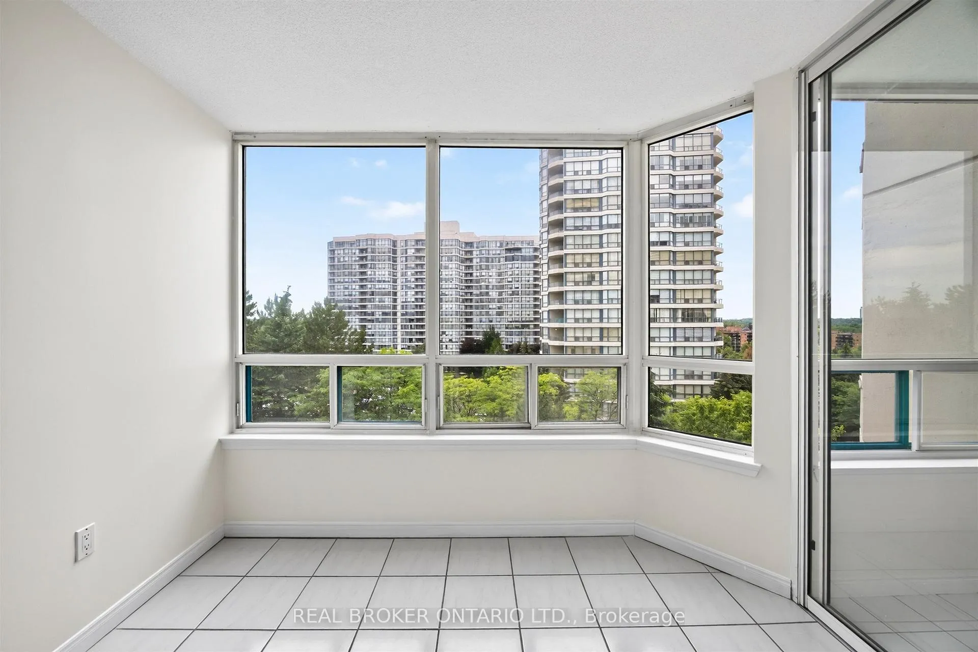 Photo 17 of Unit 501, 7250 Yonge Street, Vaughan, Crestwood-Springfarm-Yorkhill — HOMEH